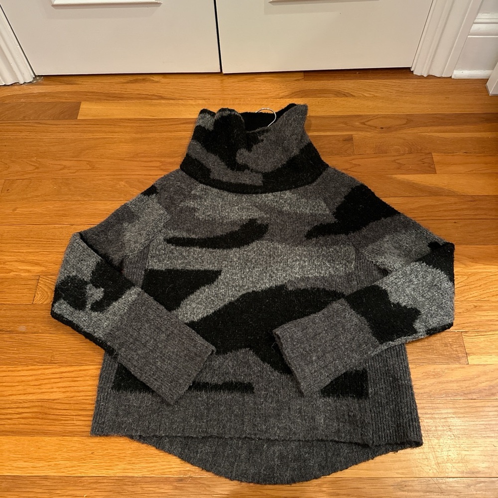 Gray And Black Patterned Sweater - image 3